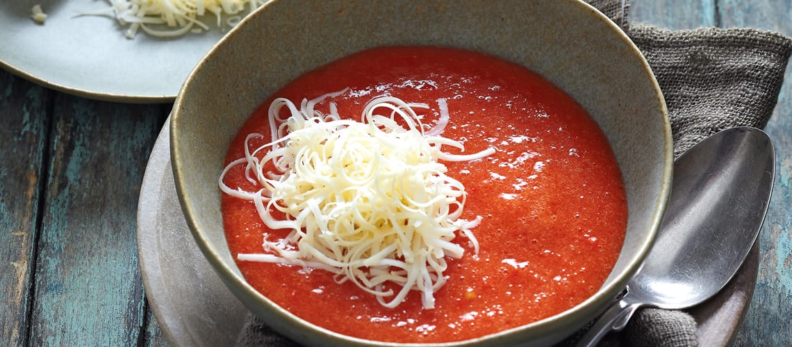 Tomatensuppe mit Spitzpaprika und Rohmilchkäse